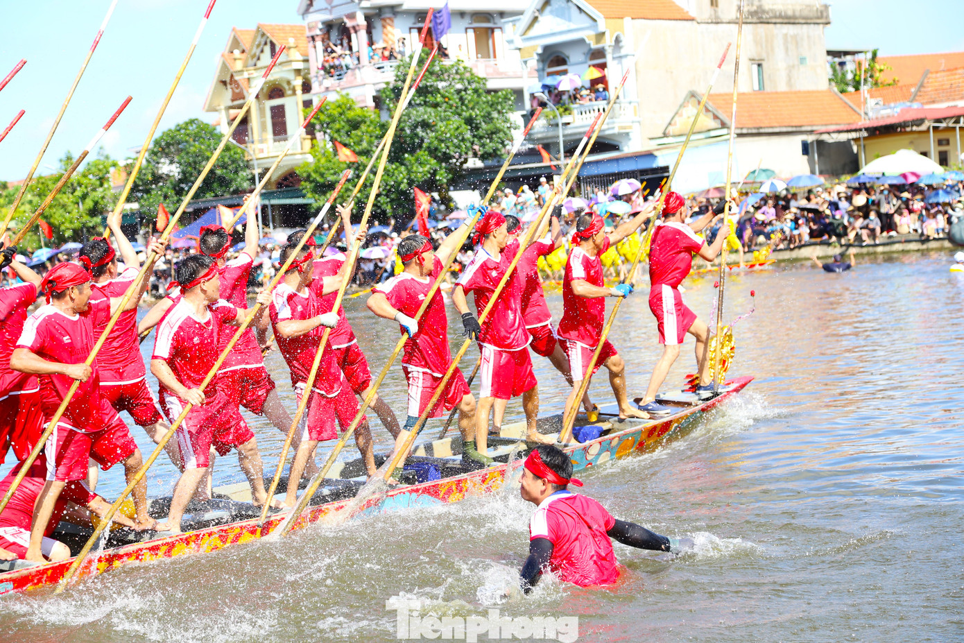 Nhiều cổ động viên nhiệt tình bơi cả xuống sông để khích lệ tinh thần cho đội nhà.