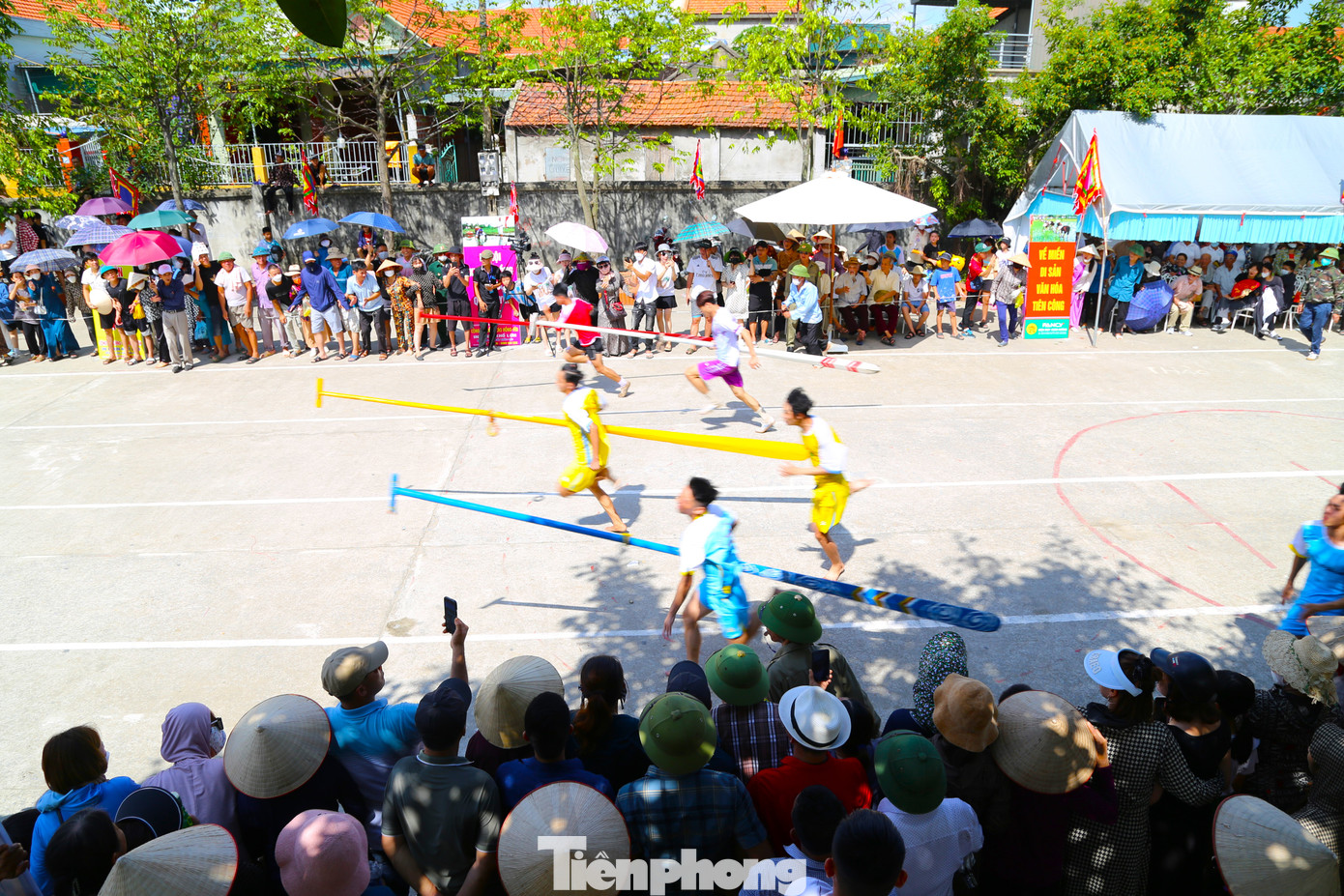 Sau phần lễ là phần hội, đặc sắc nhất là hội thi đua thuyền bằng cách chống sào của cư dân trong vùng. Sau khi nhận mái chèo lái duy nhất, các trai bơi nhanh chóng chạy ra sông Cửa Đình để xuất phát.