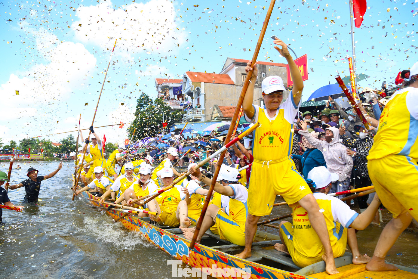 Đội chiến thắng sẽ được chào đón bằng những màn ăn mừng bùng nổ.