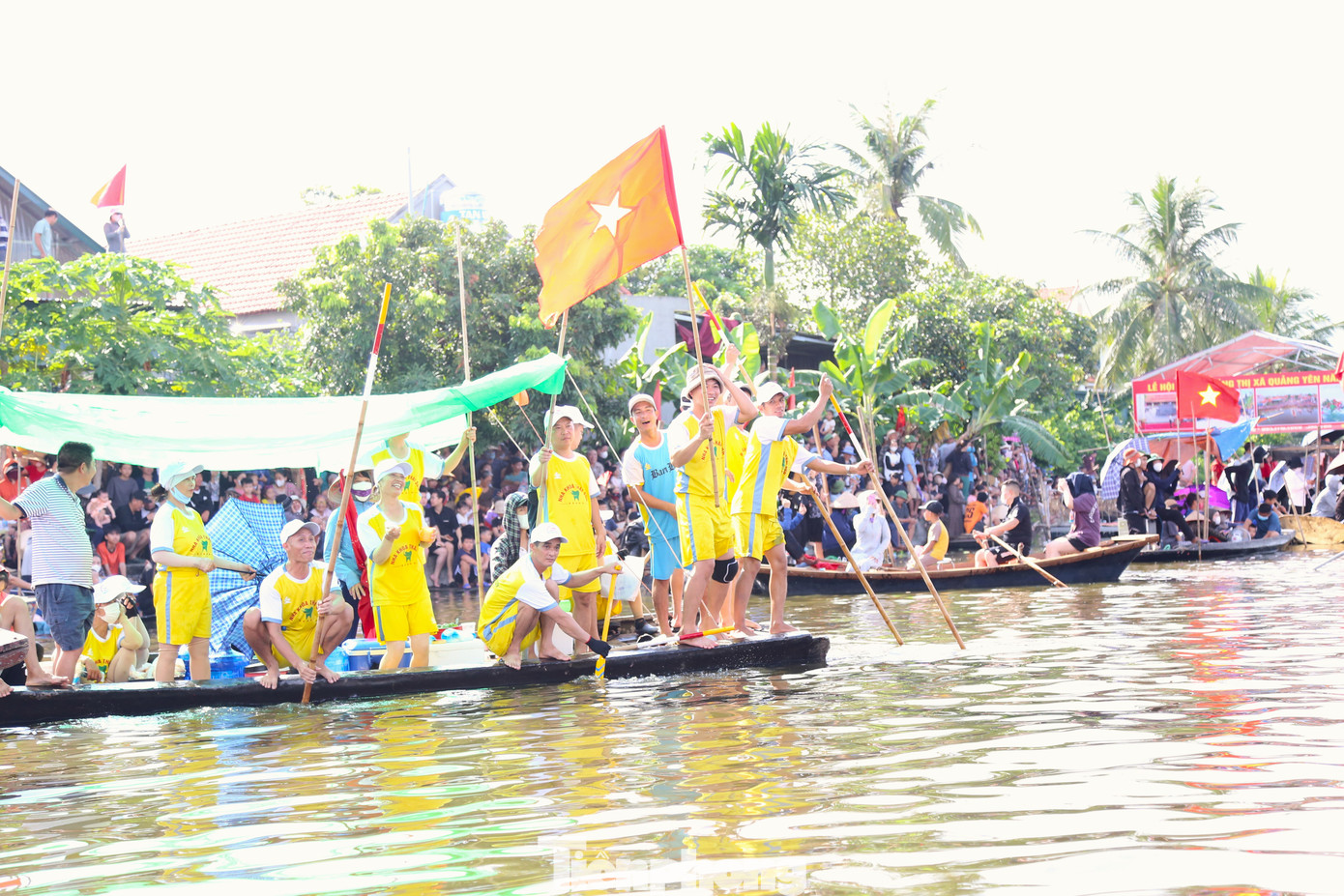 Hội thi có sự góp mặt của hàng nghìn người dân hai bên bờ sông cổ vũ nhiệt tình.