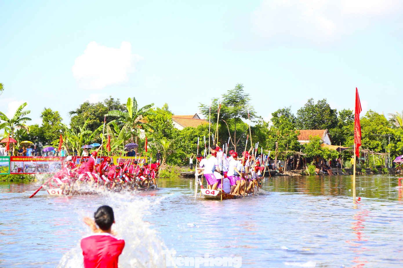 Họ phải chèo chống bằng cây sào để vượt qua đường đua dài 4km.