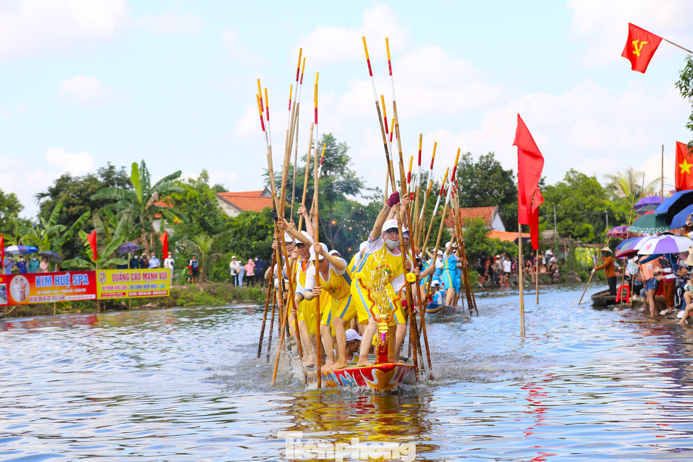 Hội thi luôn là điểm nóng và được người dân chờ đợi, việc dẫn trước hay thắng cuộc sẽ mang lại niềm tự hào cho cả làng.