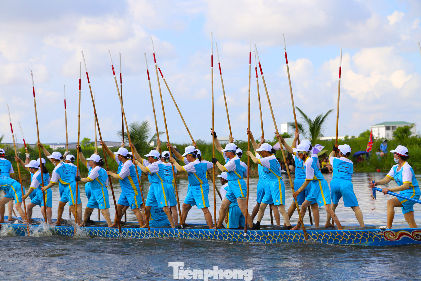 Không kém cuộc đua của nam nhân, chị em phụ nữ cũng hăng hái tham gia hết mình.