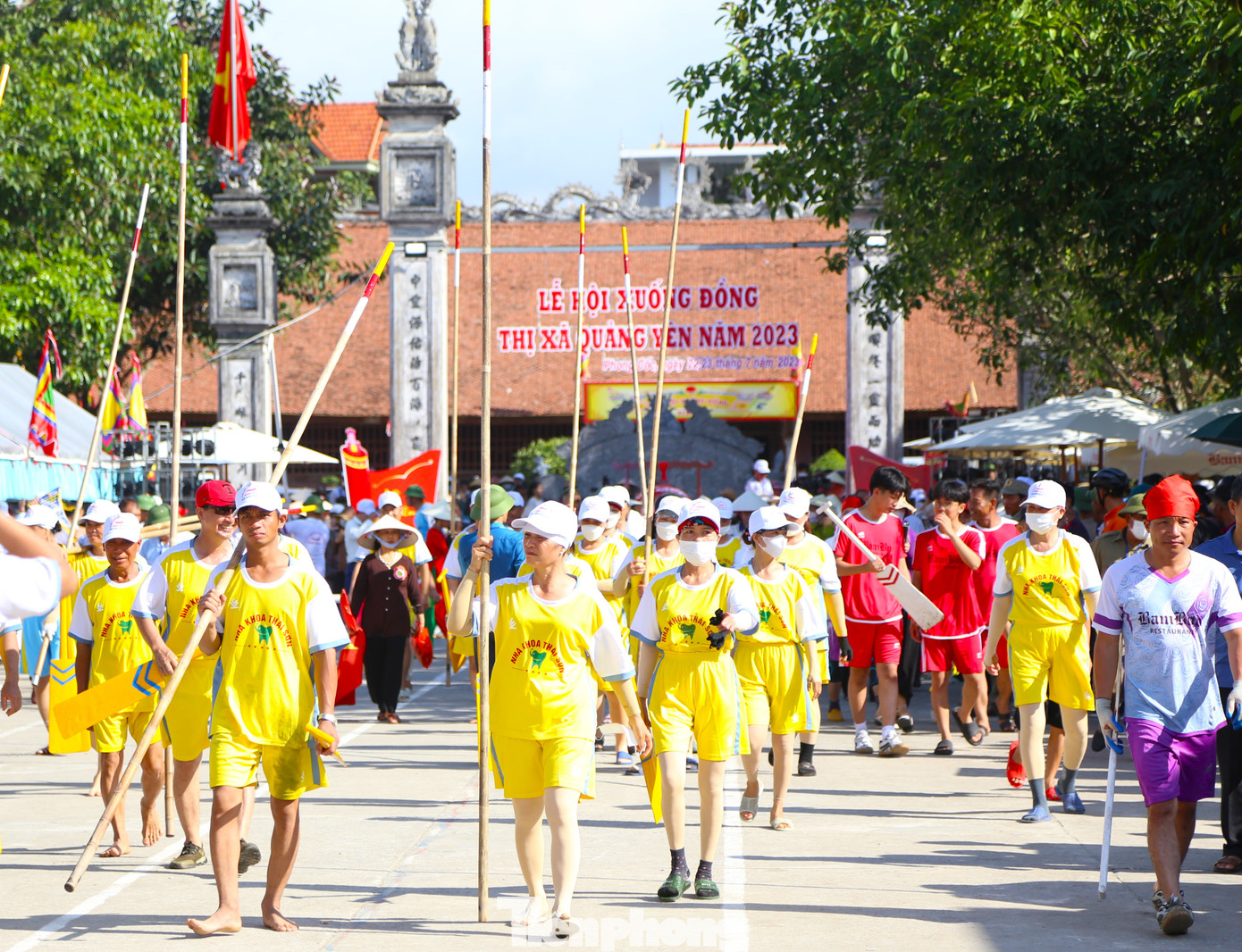 Lễ hội xuống đồng là lễ hội truyền thống đặc sắc, xuất phát từ tục làm lễ “hạ điền” và lễ “thượng điền” của cư dân vùng đảo Hà Nam, thị xã Quảng Yên, Quảng Ninh.