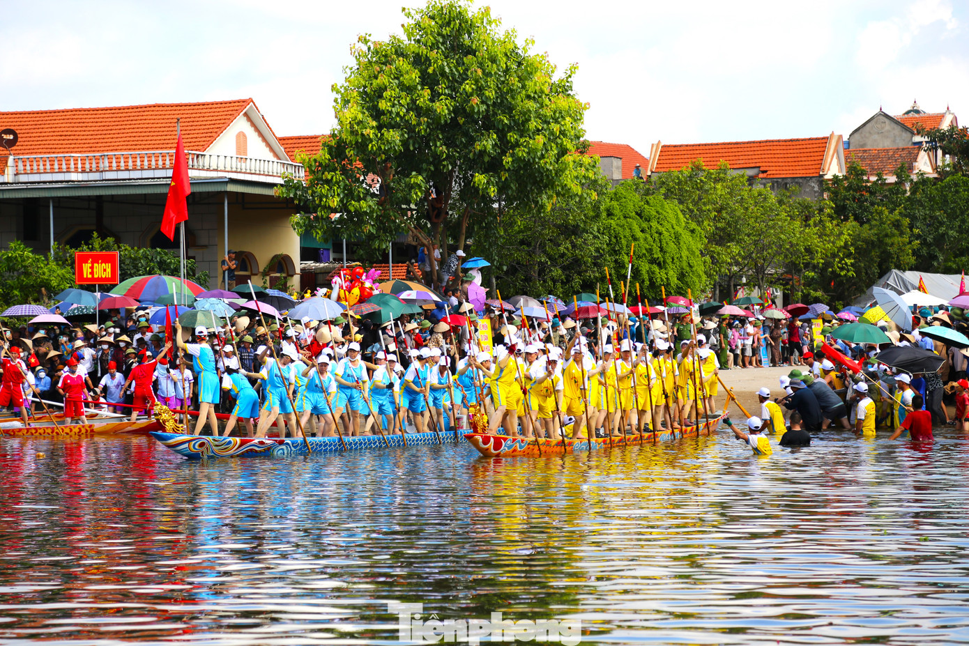 Sau phần thi của các nam nhân, chị em phụ nữ cũng góp mặt vào hội thi.