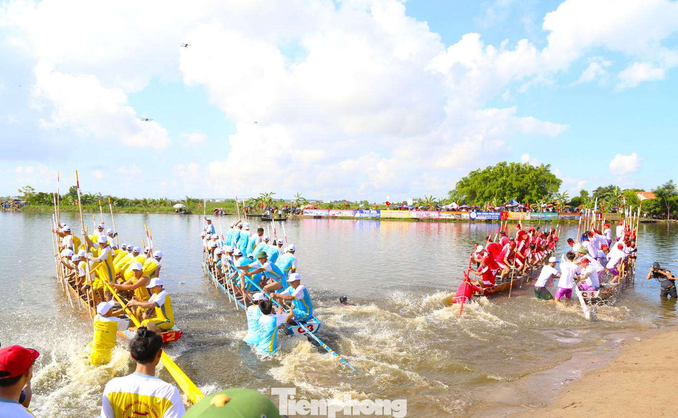 Các đội đua mở đầu là các thanh niên, trai tráng trong vùng.