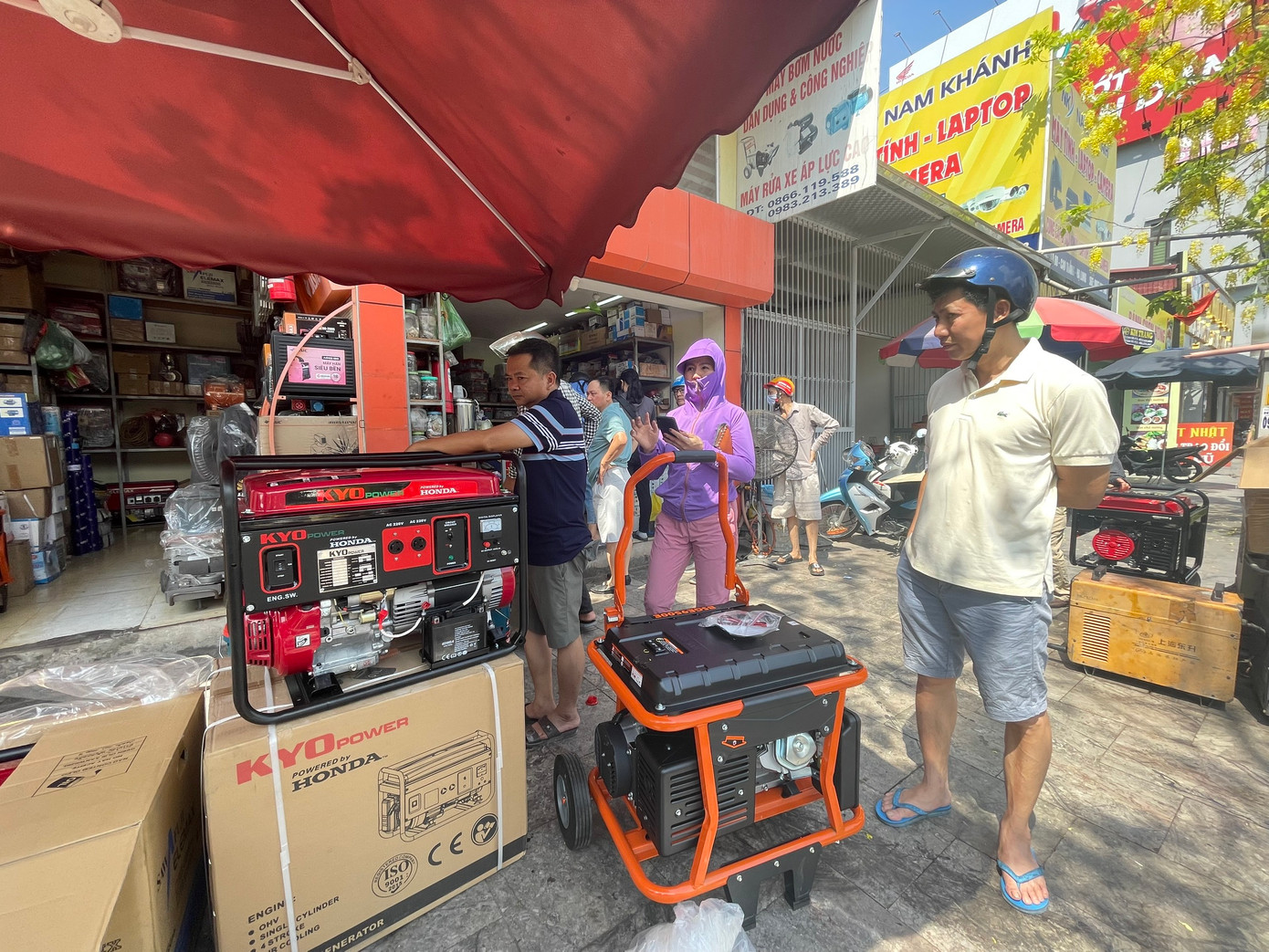 Ghi nhận tại một số cửa hàng bán máy phát điện trên địa bàn TP Hạ Long, khách mua ra vào tấp nập, chủ cửa hàng bận rộn tư vấn cho khách mua. Được biết, giá máy phát điện dao động từ 5-7 triệu, thậm chí vài chục triệu đồng/chiếc tùy công suất…