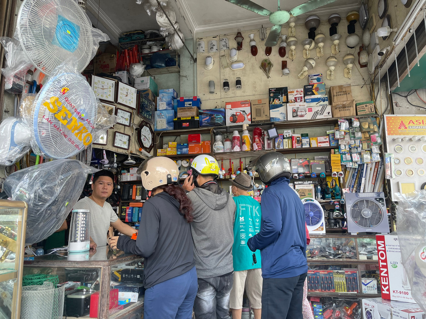 Qua khảo sát, lượng khách hàng có nhu cầu mua quạt tích điện thời điểm này khá đông, chủ yếu là các gia đình có trẻ nhỏ và người già.