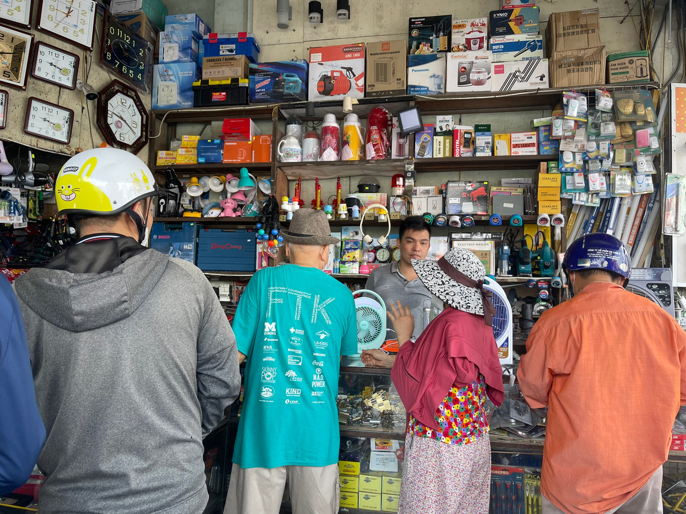 Vì vậy, Công ty Điện lực Quảng Ninh đã phải cắt giảm khẩn cấp luân phiên với nhiều đường dây trung áp cấp điện trên địa bàn tỉnh.