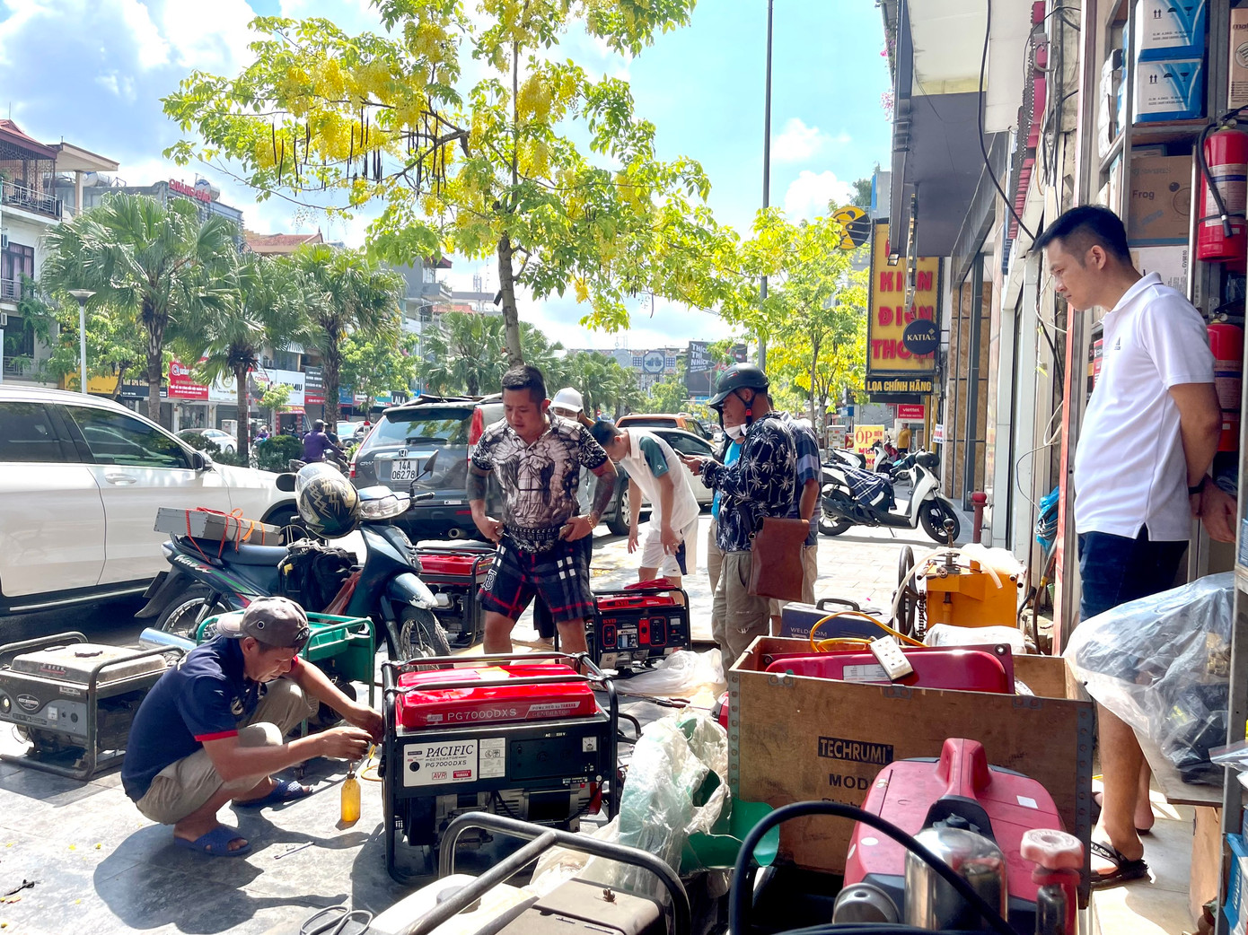 Thị trường máy phát điện, quạt tích điện những năm trước luôn bình ổn. Nhưng năm nay do lịch cắt điện dày đặc khiến nhiều người đổ xô đi mua làm những mặt hàng này bị “cháy” và "đội" giá lên cao.