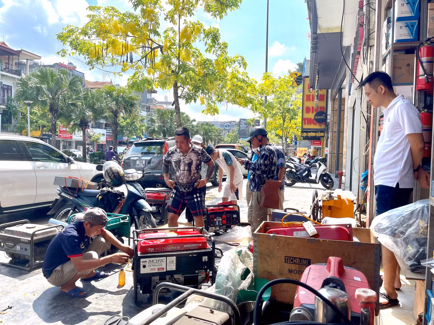 Thị trường máy phát điện, quạt tích điện những năm trước luôn bình ổn. Nhưng năm nay do lịch cắt điện dày đặc khiến nhiều người đổ xô đi mua làm những mặt hàng này bị “cháy” và "đội" giá lên cao.