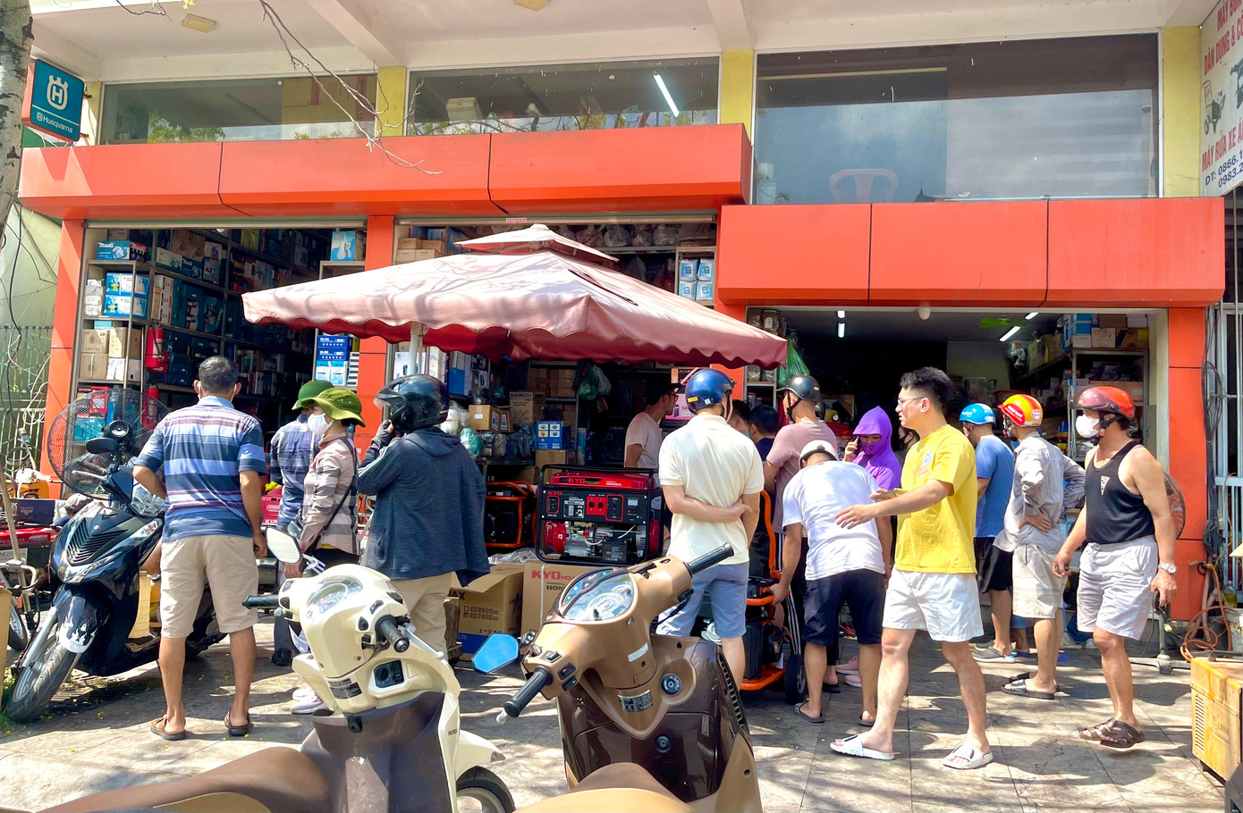 Tại các cửa hàng đồ điện trên địa bàn thành phố Hạ Long (Quảng Ninh), đa số khách hàng đến đều hỏi mua các loại quạt tích điện, máy phát điện.