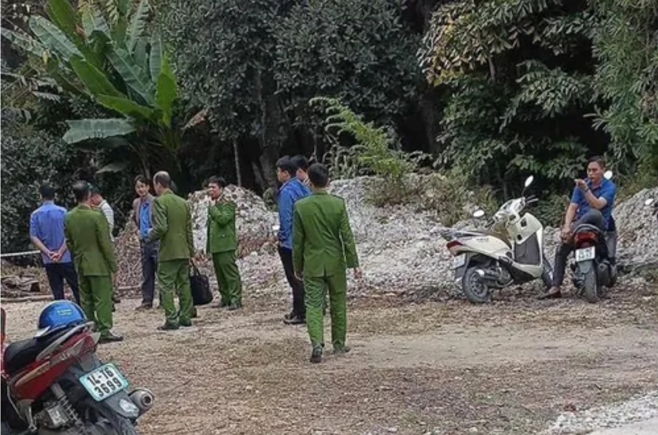 Lực lượng chức năng có mặt tại hiện trường vụ việc.