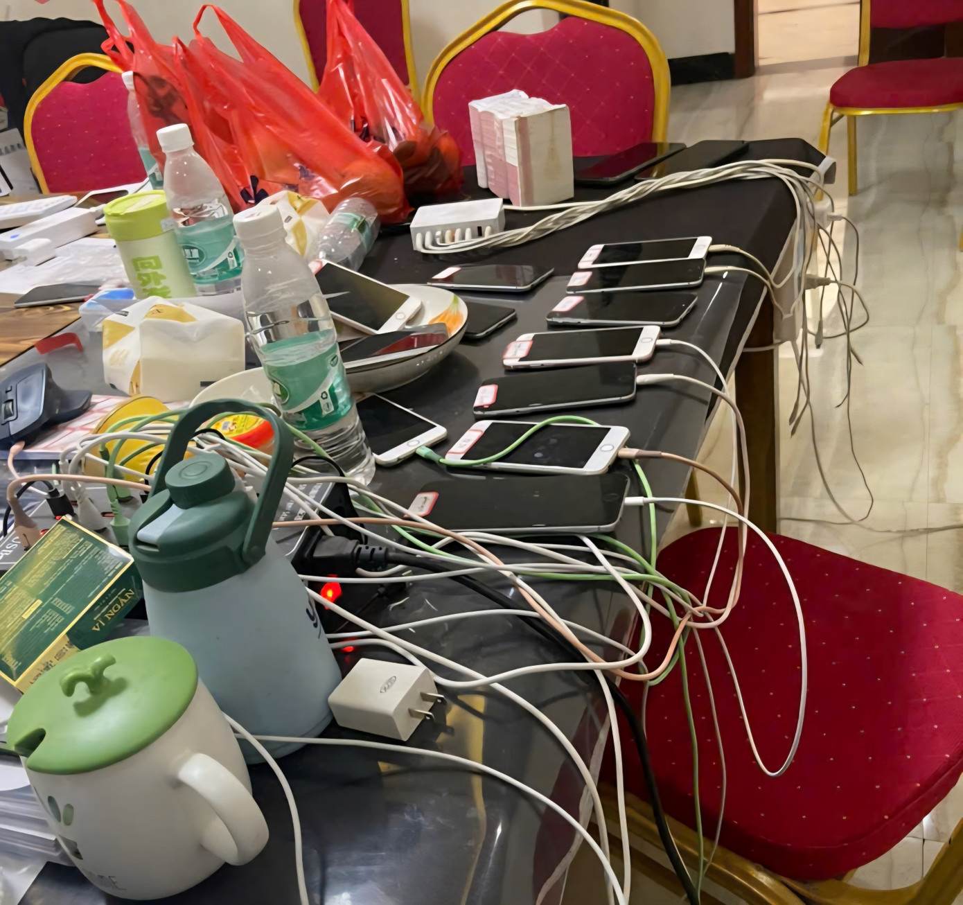 Mỗi phiên livestream, các đối tượng lừa đảo đều có sự phân công nhiệm vụ cho từng cá nhân để câu kéo, mời gọi nạn nhân chuyển tiền tham gia "đổ thạch".