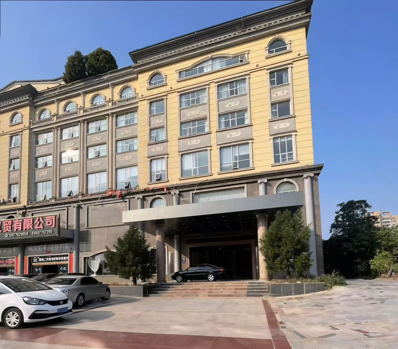 Các đối tượng thuê nhà tại TP Đông Hưng (Trung Quốc) làm địa điểm tổ chức livestream cắt đá tìm ngọc lừa đảo.