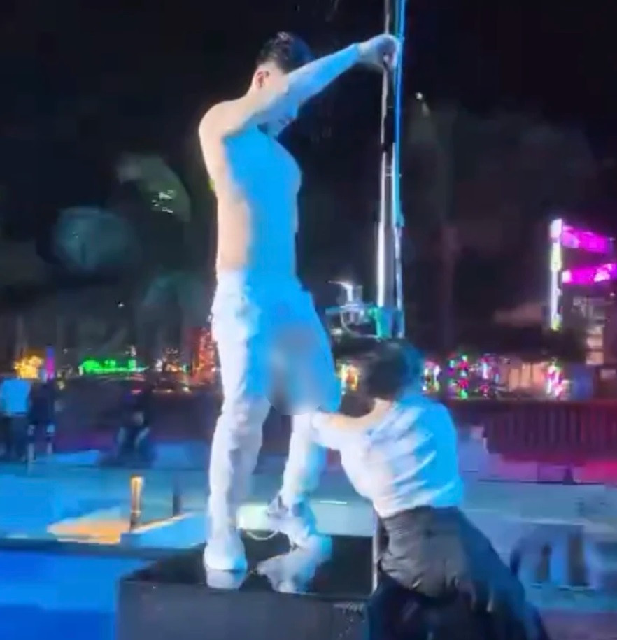 Hình ảnh khiêu dâm tại quán bar Bistro Fou Beach Club. Ảnh cắt từ clip.