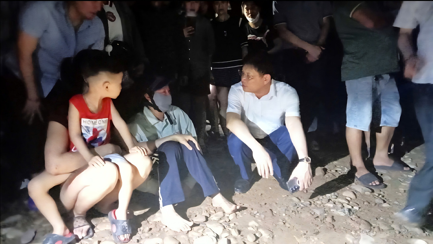 Ông Nghiêm Xuân Cường - Phó Chủ tịch UBND tỉnh Quảng Ninh động viên thân nhân gia đình các nạn nhân. Ông Nghiêm Xuân Cường - Phó Chủ tịch UBND tỉnh Quảng Ninh động viên thân nhân gia đình các nạn nhân.