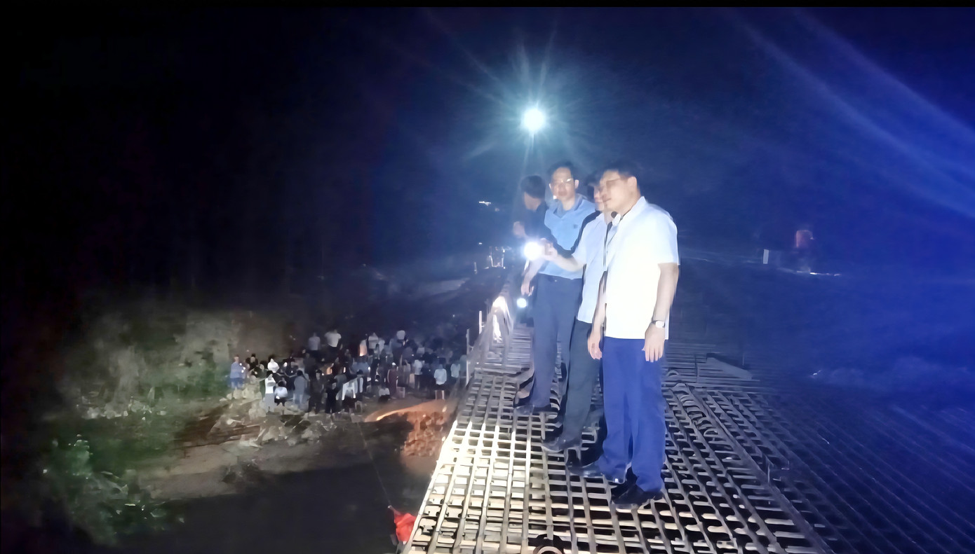 Lực lượng chức năng có mặt tại hiện trường triển khai công tác tìm kiếm nạn nhân. Lực lượng chức năng có mặt tại hiện trường triển khai công tác tìm kiếm nạn nhân.