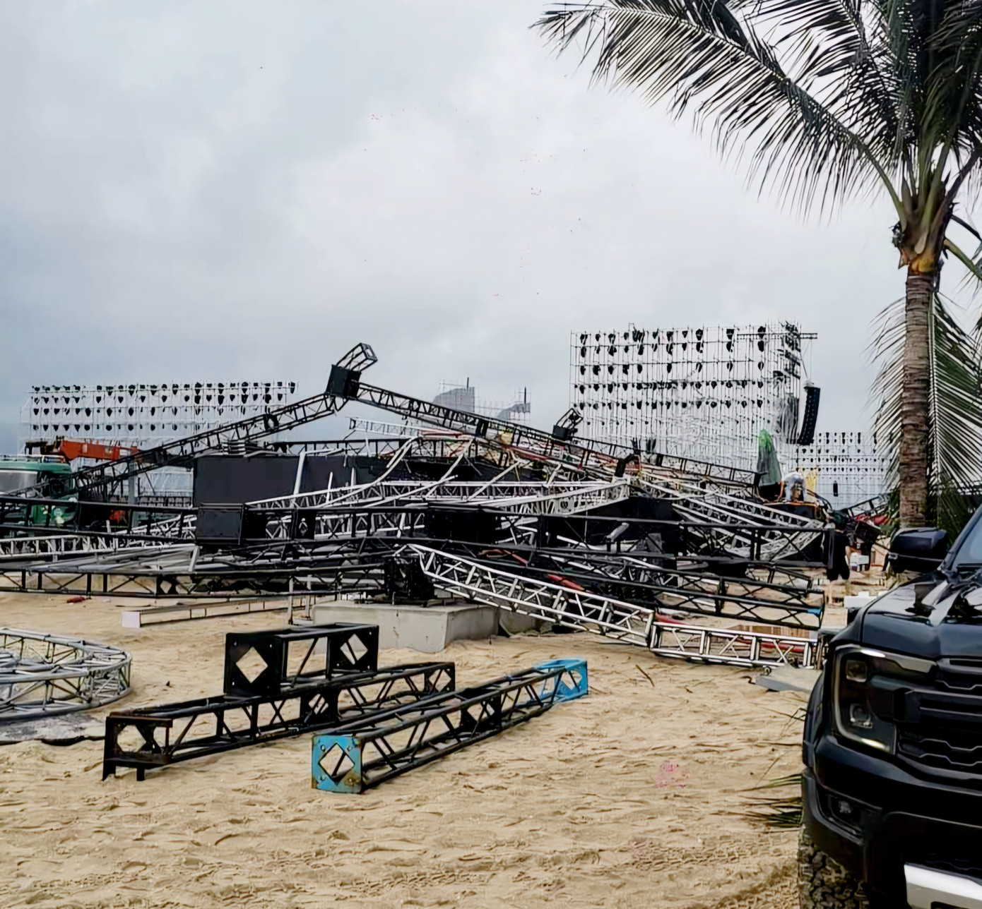 Hiện trường một công trình ở Hạ Long bị giông lốc quật đổ. Hiện trường một công trình ở Hạ Long bị giông lốc quật đổ.