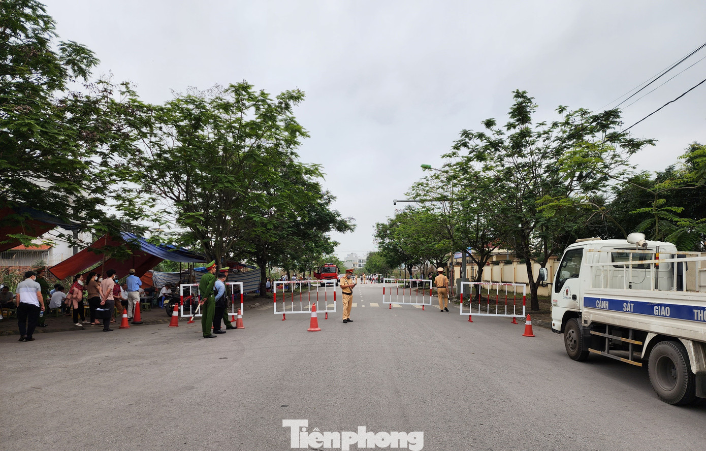 Khu vực trước cửa TAND tỉnh Quảng Ninh bị lực lượng chức năng phong tỏa. Khu vực trước cửa TAND tỉnh Quảng Ninh bị lực lượng chức năng phong tỏa.