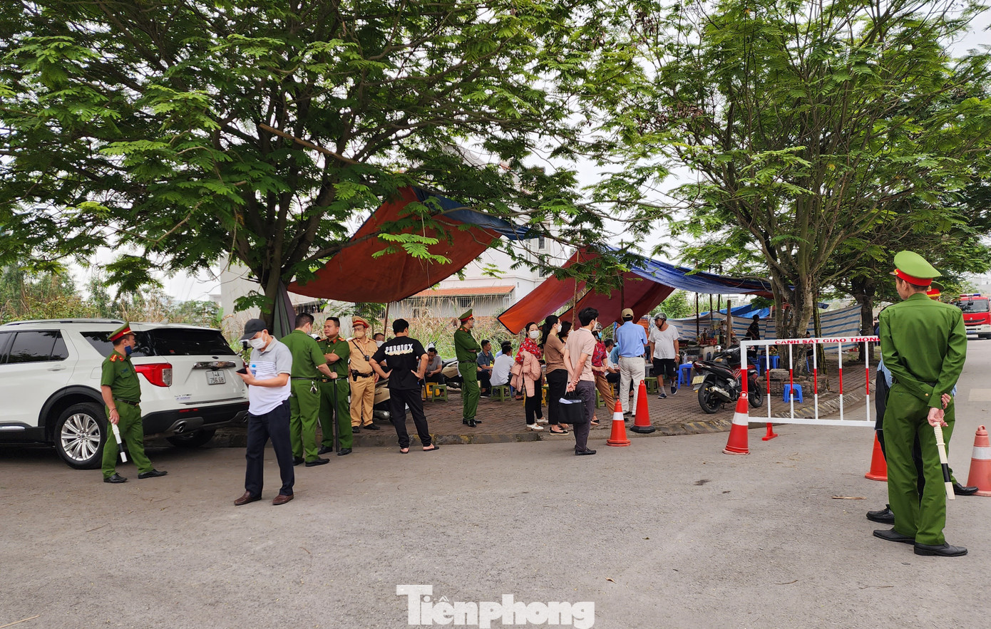 Lực lượng chức năng tập trung rất đông trước khu vực bị phong tỏa. Lực lượng chức năng tập trung rất đông trước khu vực bị phong tỏa.