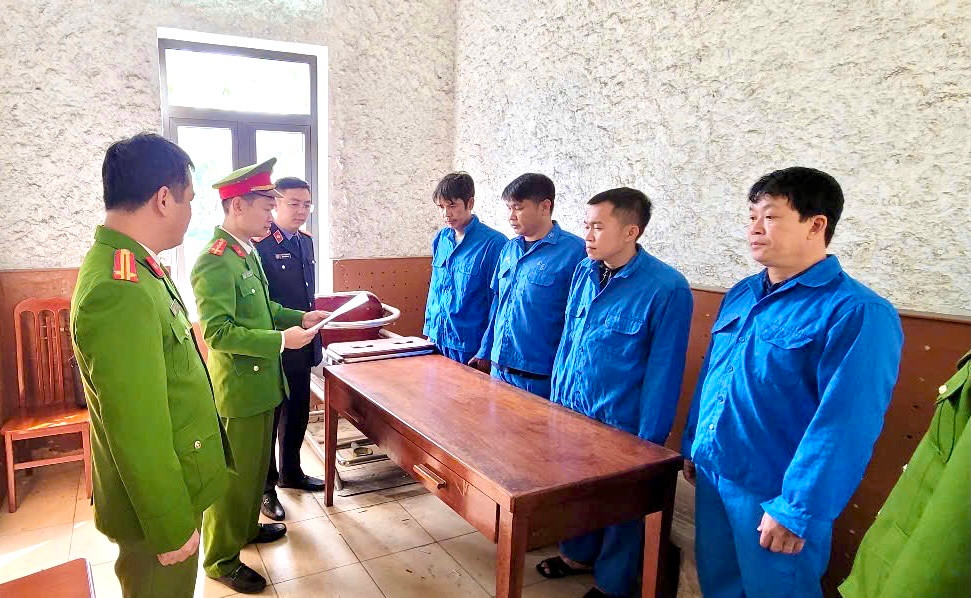 Bắt nhóm đối tượng khai thác đá đen trái phép.