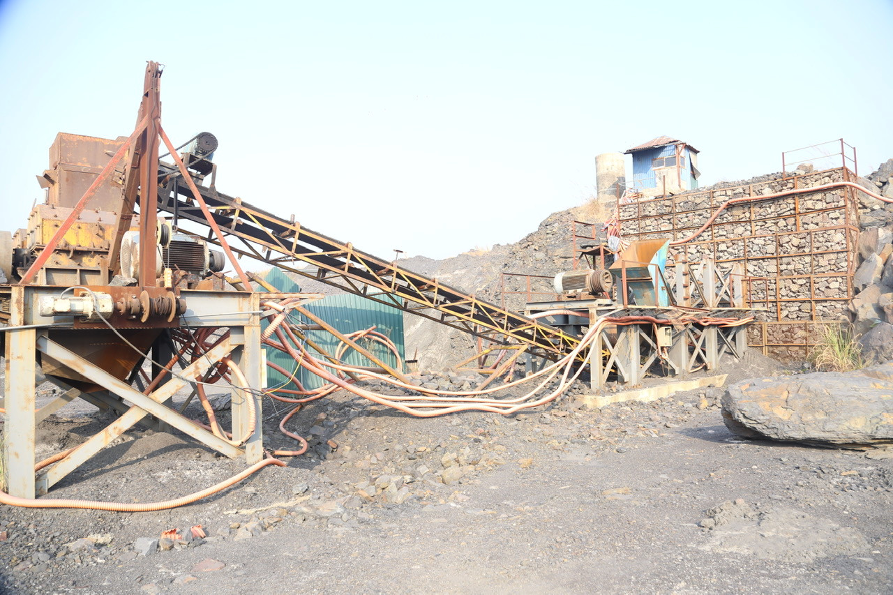 Hệ thống máy móc phục vụ khai thác trái phép đá đen là tang vật vụ án.