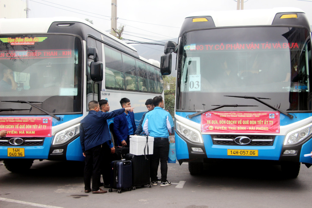 Ngoài cá nhân công nhân, Công ty Than Thống Nhất còn hỗ trợ đưa đón cả gia đình của các công nhân về quê đón Tết.