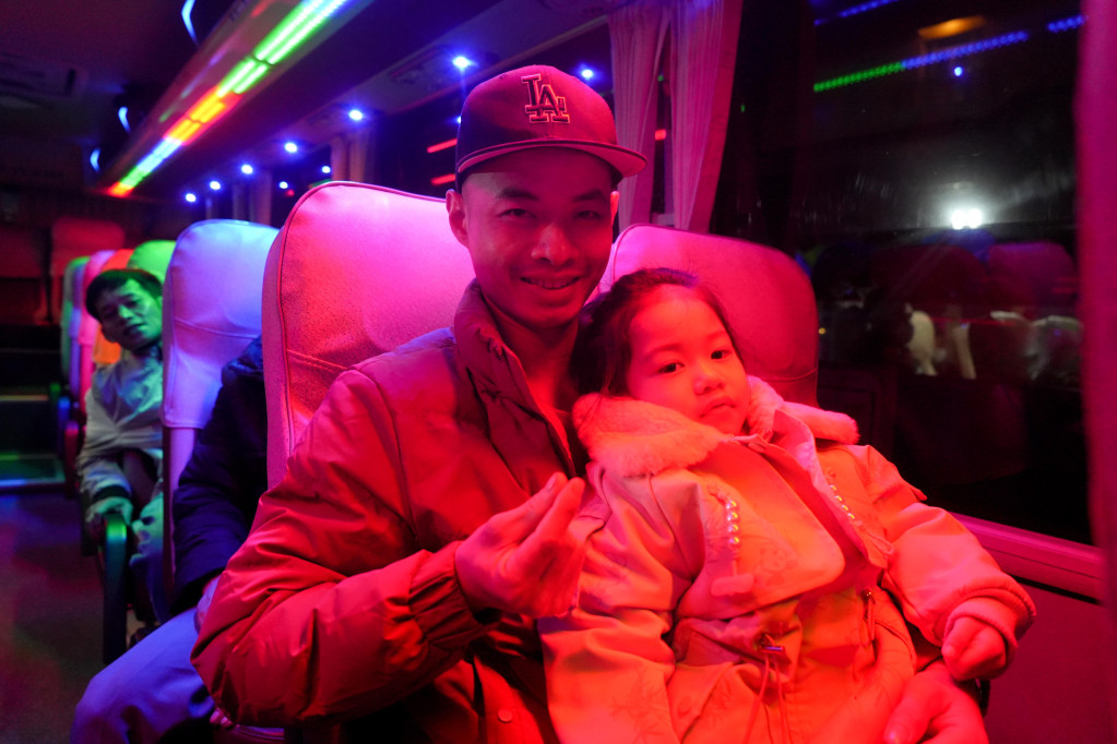 Niềm vui và hạnh phúc hiện rõ trên khuôn mặt của những công nhân và người thân trước giờ xe lăn bánh.