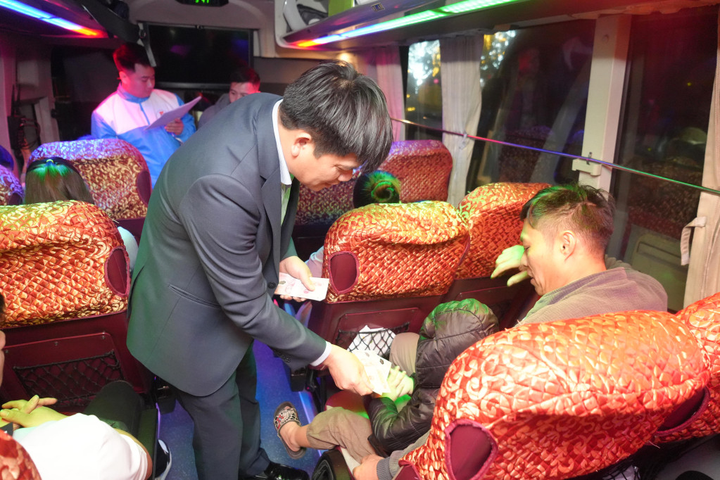 Lãnh đạo Công ty Than Hạ Long lên từng xe tặng lì xì cho công nhân và gửi những lời chúc tốt đẹp đến gia đình và người thân cán bộ công nhân.