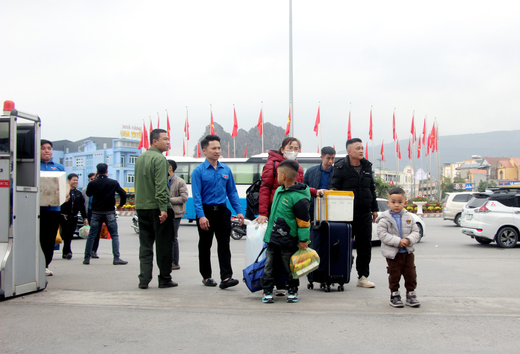 Từ chiều 24/1, Công ty Than Thống Nhất tổ chức các chuyến xe “0 đồng” chở công nhân về quê đón Tết Nguyên đán Ất Tỵ 2025.