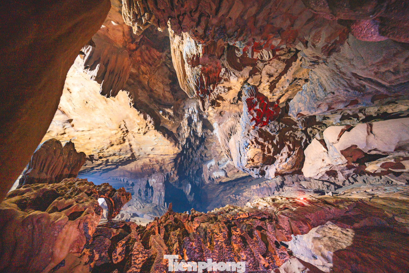 Phần cảnh quan tham quan chính cho du khách là hang nước, còn hang khô được xem như một lối ra khác của hang. Tại đây, thường có sương mù và ẩm ướt.