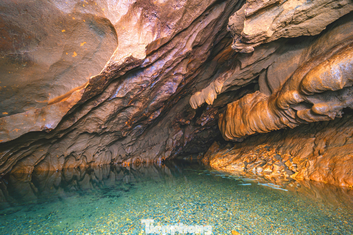 Hang Bó Mì có chiều sâu gần 2 km, chiều ngang rộng nhất đến khoảng 20m, phần cao nhất trong hang khoảng 50m, có sức chứa hàng trăm người, được chia làm 2 phần, hang khô và hang nước.