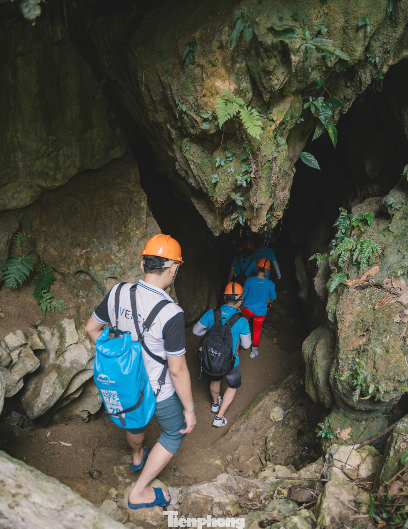 Làng Văn hóa thôn Khun, xã Bằng Lang, huyện Quang Bình là một điểm đến mới trong du lịch của vùng đồi núi thấp tỉnh Hà Giang. Nơi đây không chỉ hấp dẫn du khách bởi những nét đặc sắc về văn hóa các dân tộc mà còn được thiên nhiên ưu ái ban tặng cho hang động Bó Mì.