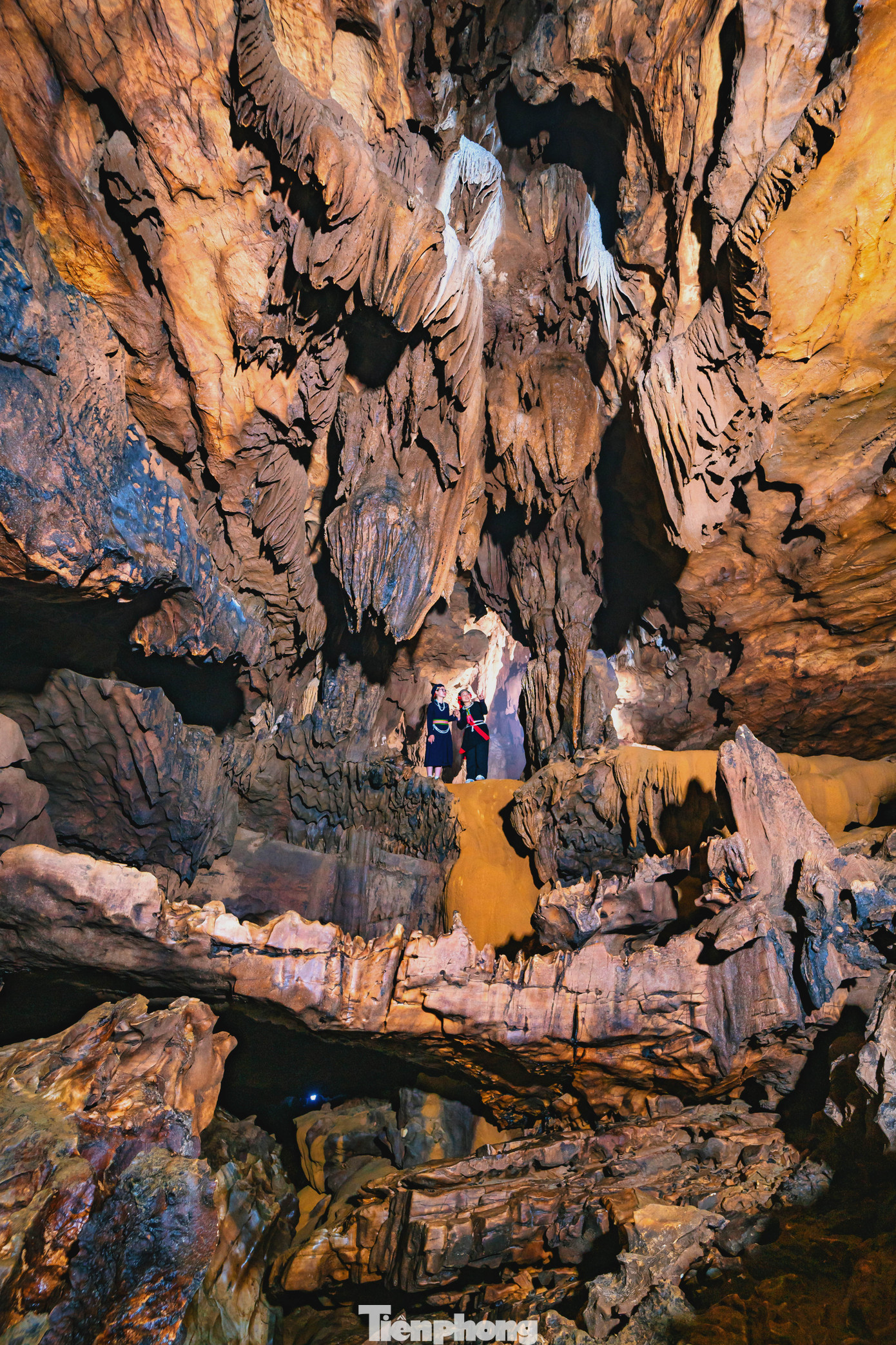 Cùng với sự kiến tạo của thiên nhiên, nhũ đá, thạch đá trong hang Bó Mì có rất nhiều hình khối mà ta chưa bao giờ bắt gặp.