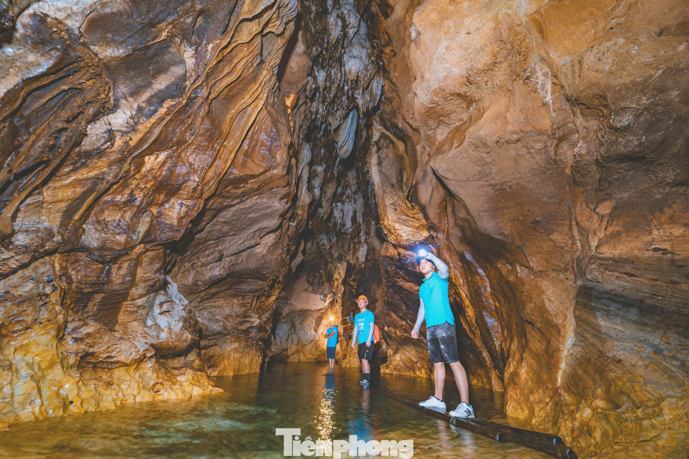 Càng vào sâu, những khối đá, dải thạch nhũ hình thù kỳ lạ xuất hiện càng nhiều, khi thì như cây cầu, khi thì như những rèm buồng ngủ của một tòa lâu đài, khi thì giống một dải lụa nằm hờ hững trên vách đá.