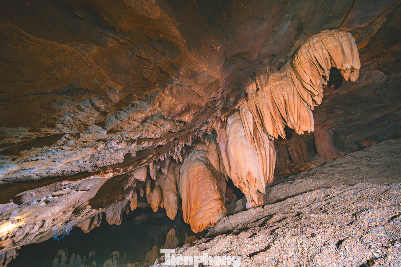 Hiện tại, các đoàn du khách mới chỉ khám phá được một phần của hang.