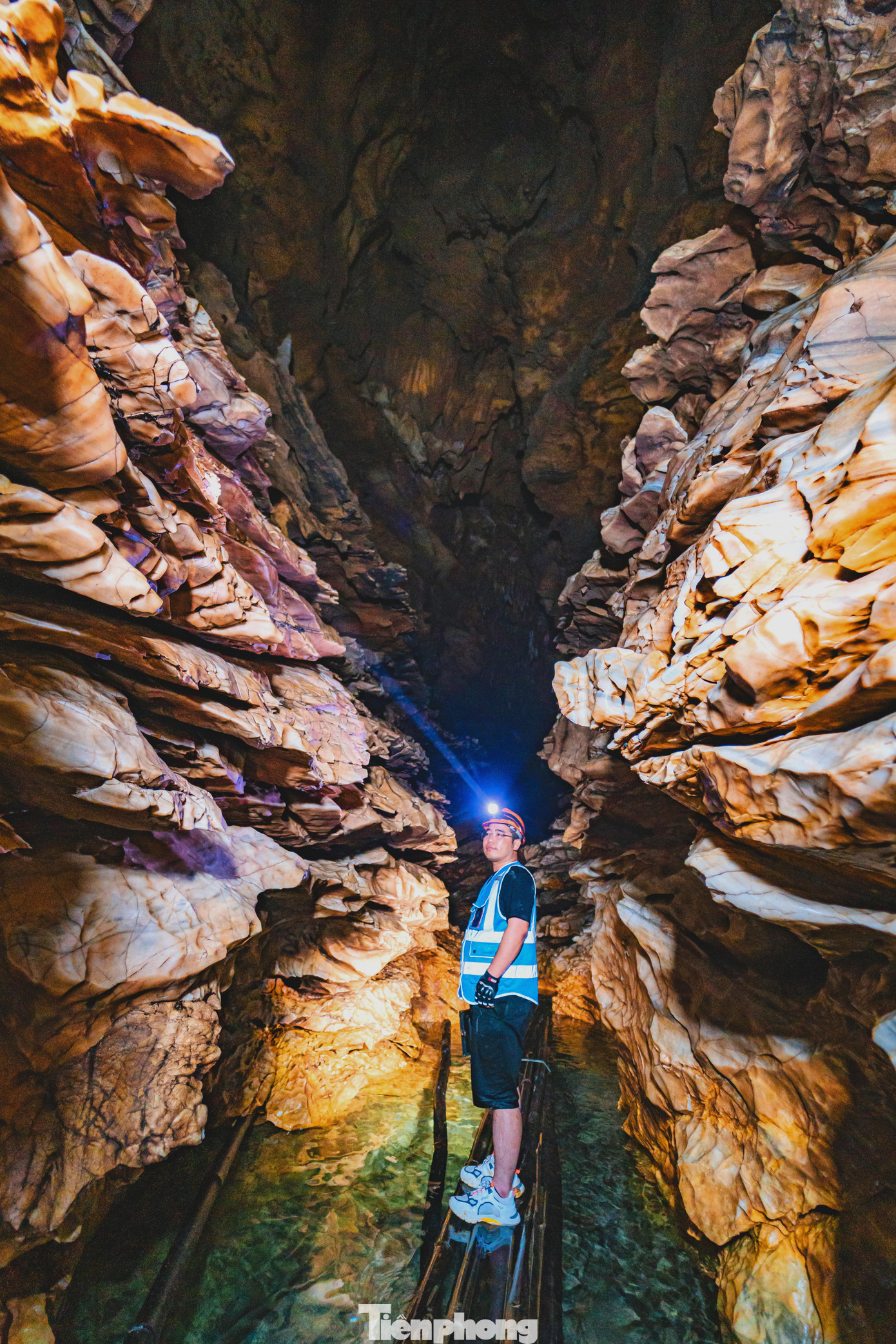 Xuyên suốt hang là dòng suối ngầm, có những đoạn nước sâu hơn 2m, người dân dựng bè để du khách tiện di chuyển tham quan, chụp ảnh.