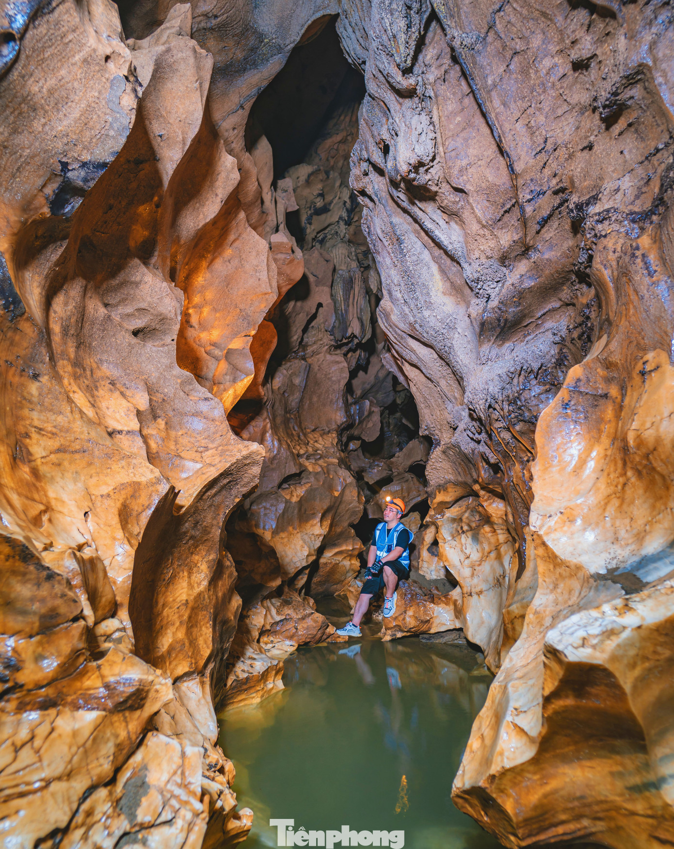 Phần lớn, không gian trong hang rộng rãi như đưa ta vào một thế giới, một không gian khác ngoài vũ trụ với những quần thể nhũ đá lấp lánh dưới ánh sáng của đèn chiếu rọi.
