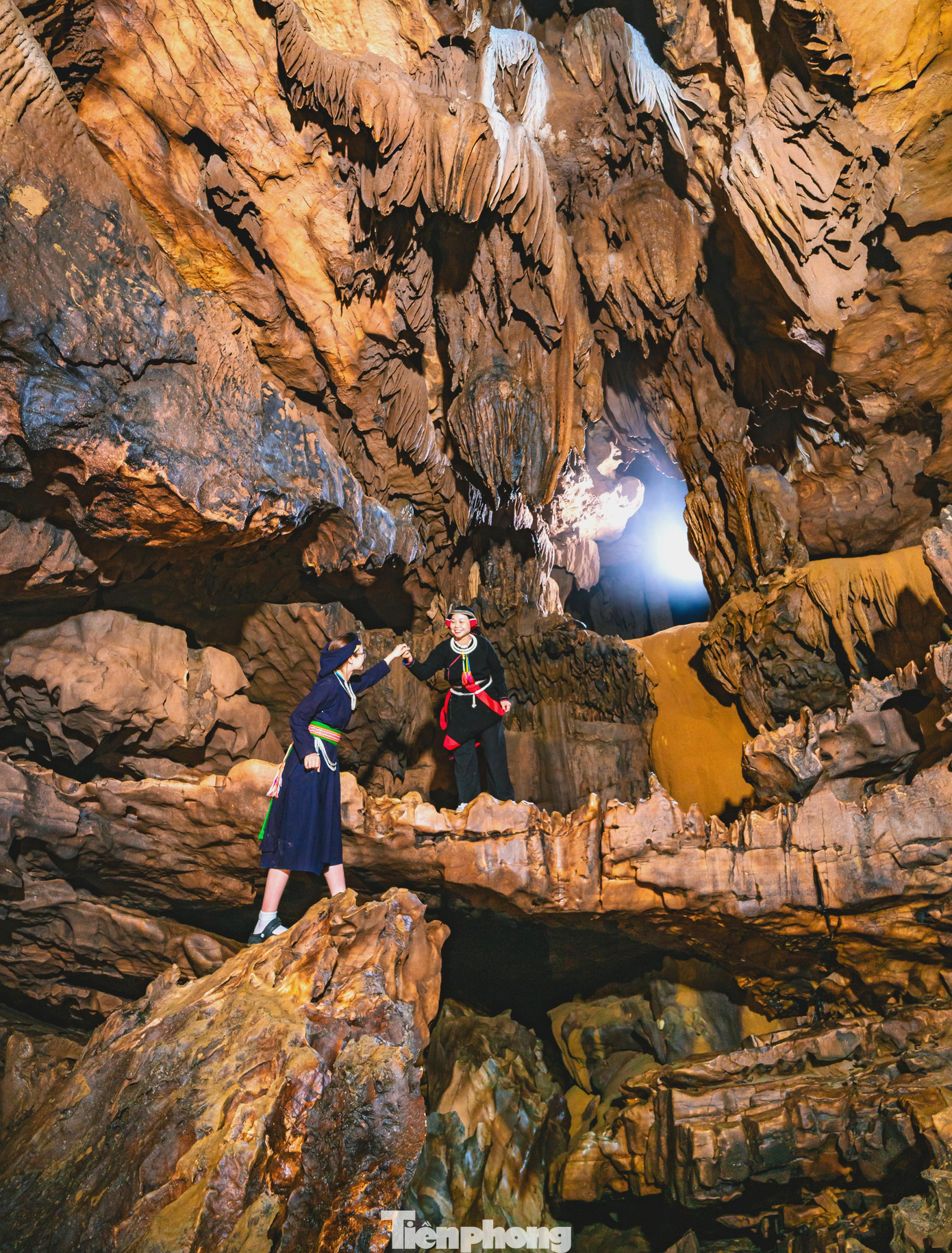 Ngoài những chỗ rộng rãi để du khách có thể chụp hình lưu niệm, thì phần ấn tượng hơn cả có lẽ là đoạn vách hẹp, và cao vút phía trên, ánh đèn rọi lên không sáng tới nóc hang.