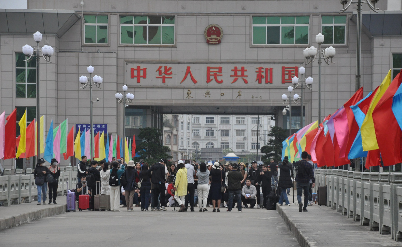 Cặp Cửa khẩu quốc tế Móng Cái (Việt Nam) - Đông Hưng (Trung Quốc) đã chính thức mở cửa đón khách du lịch sáng 15/3.