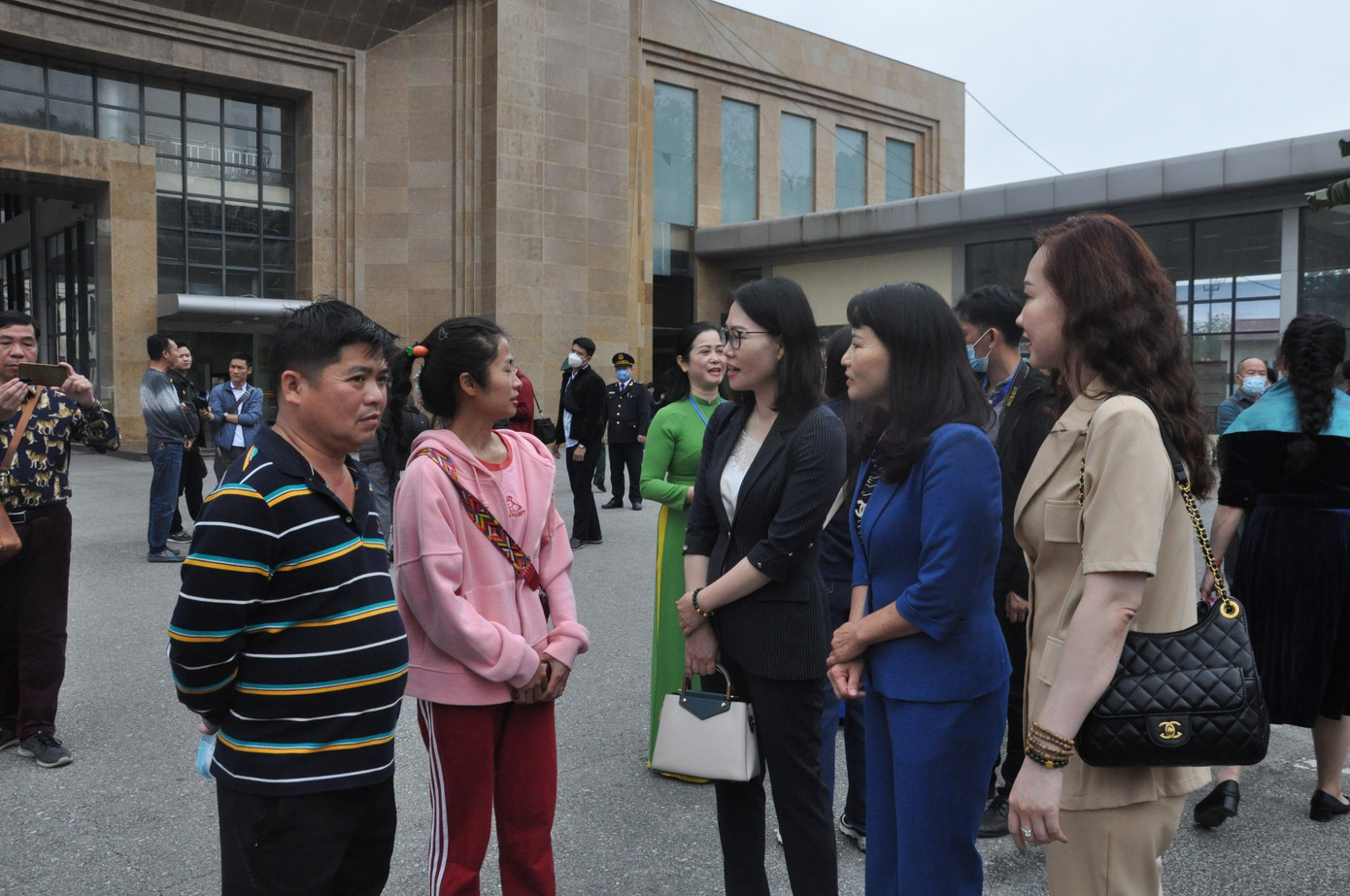 Lãnh đạo TP Móng Cái và các ngành khối cửa khẩu, các đơn vị du lịch đã đến tặng hoa đoàn khách du lịch đầu tiên nhập cảnh qua Cửa khẩu quốc tế Móng Cái sau thời gian tạm dừng do ảnh hưởng của dịch bệnh COVID-19