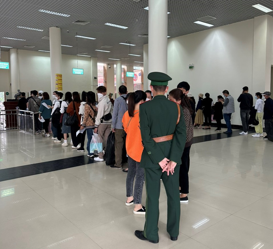 Ghi nhận của phóng viên Tiền Phong, khoảng 8h30, những du khách đầu tiên bắt đầu làm thủ tục nhập cảnh vào Việt Nam qua cửa khẩu Móng Cái.