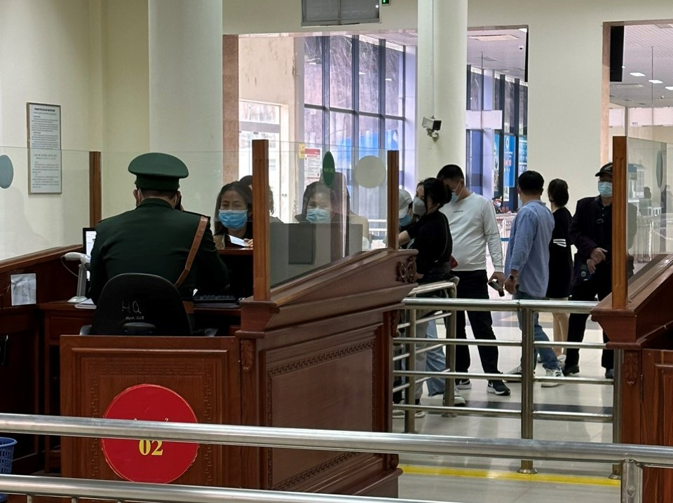 Đoàn khách 38 người của Công ty Du lịch Thần Châu (Quảng Tây, Trung Quốc) đến từ nhiều địa phương của Trung Quốc, đã làm thủ tục nhập cảnh qua Cửa khẩu quốc tế Móng Cái theo tour du lịch 4 ngày, 3 đêm tại: Móng Cái, Hạ Long và Thủ đô Hà Nội.