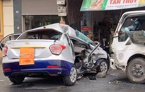 Cú va chạm khiến xe ô tô con bị hư hỏng nặng.