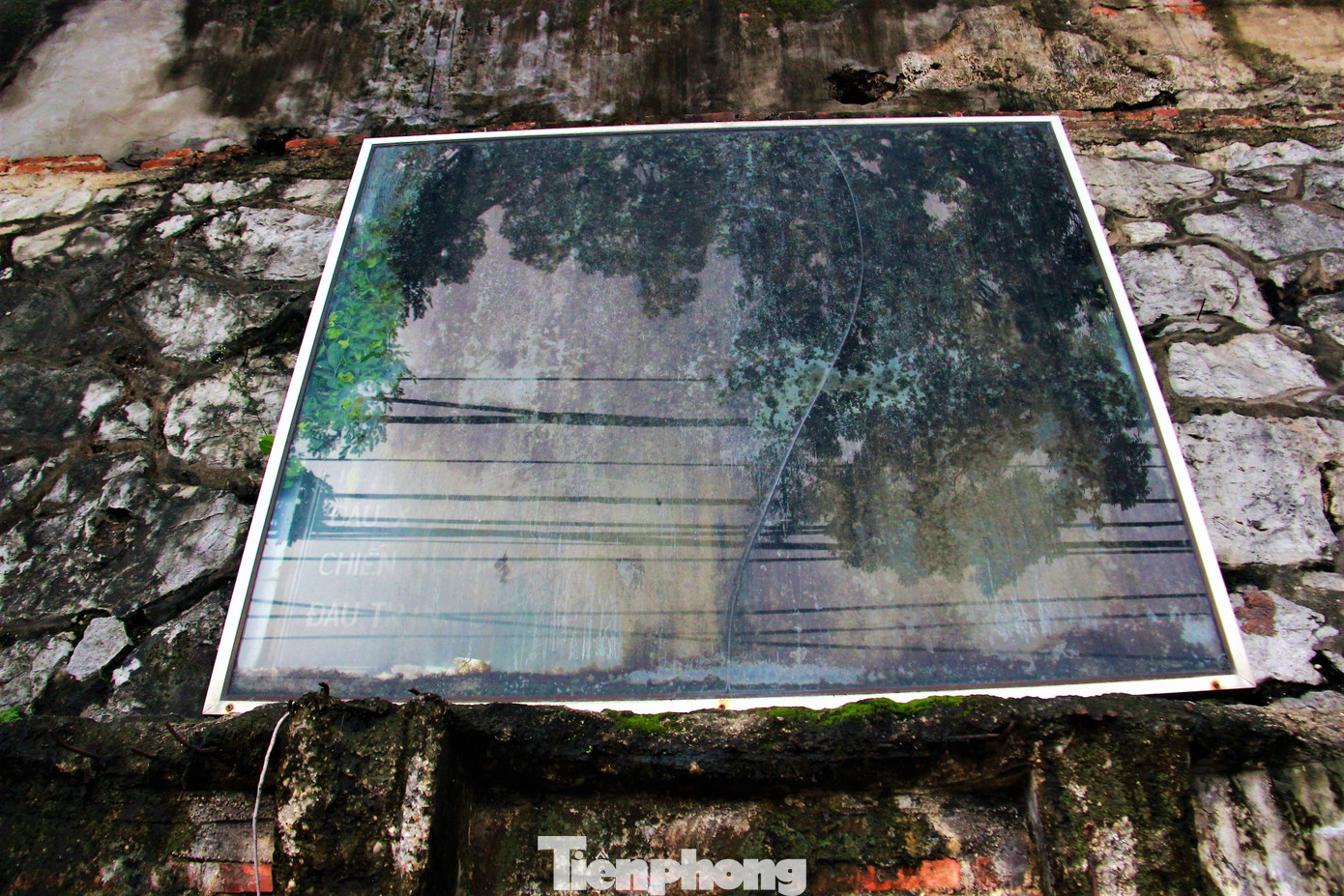 Năm 2016, do mưa bão, tại sân nhà bà Vũ Thị Hoa đã xuất hiện sụt lún tạo ra "hố tử thần" sâu 5m, đường kính gần 10m. Qua khảo sát địa hình, nhà bà Hoa nằm ngay ống thông gió của nhà tù.