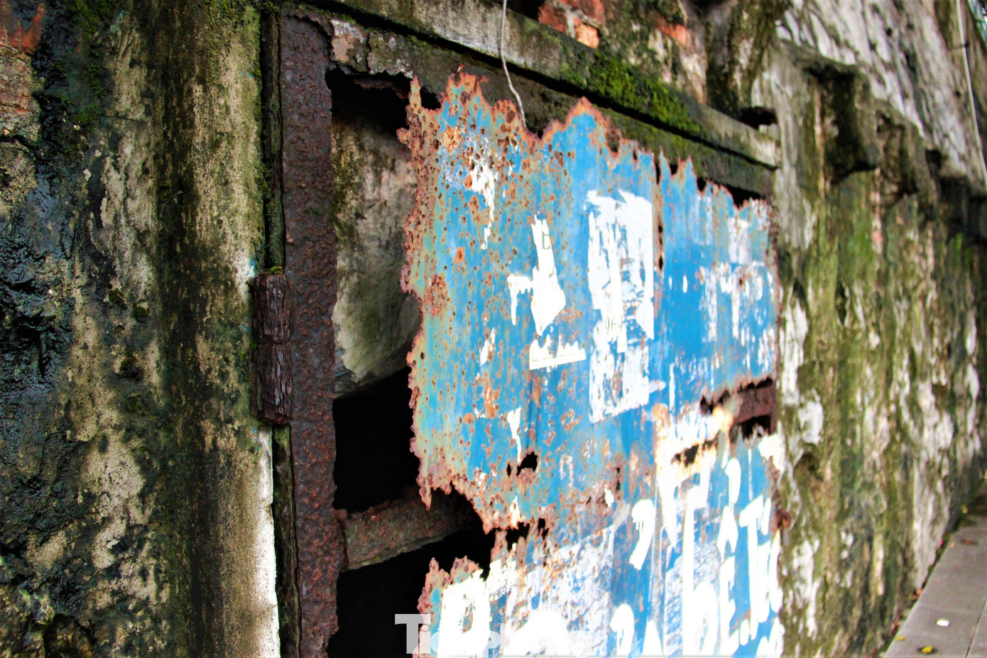 Phía TP Hạ Long phải đổ 20m3 cát mịn xuống "hố tử thần", đồng thời mở cửa hầm để đi vào bên trong đổ 50m3 bê tông che chắn khu vực lỗ thông gió.