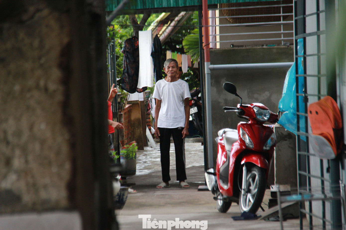 "Tôi quê ở Hà Tĩnh, được phân công ra Quảng Ninh làm việc cho Xí nghiệp Hàng hải. Năm 1969, xí nghiệp cấp cho căn nhà này rộng 50m2 nằm trên đường hầm vào nhà tù", Ông Phạm Trị (SN 1934) người sinh sống lâu nhất tại khu tập thể trên nóc nhà tù nói.