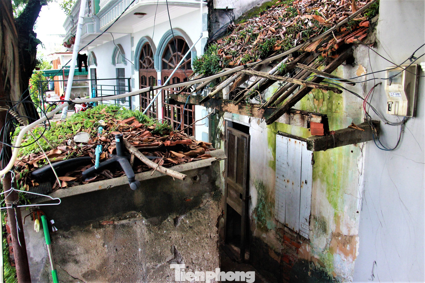 "Chúng tôi luôn sống trong thấp thỏm lo âu, ở đây cứ mưa gió là sợ sụt lún vì bên dưới nhà là hệ thống đường hầm và các phòng giam của nhà tù, đằng sau nhà lại là kè đá. Trước đây, nơi đây đã từng xảy ra sụt lún nhưng chúng tôi không được xây dựng, sửa chữa vì không được cấp phép", ông Trị chia sẻ