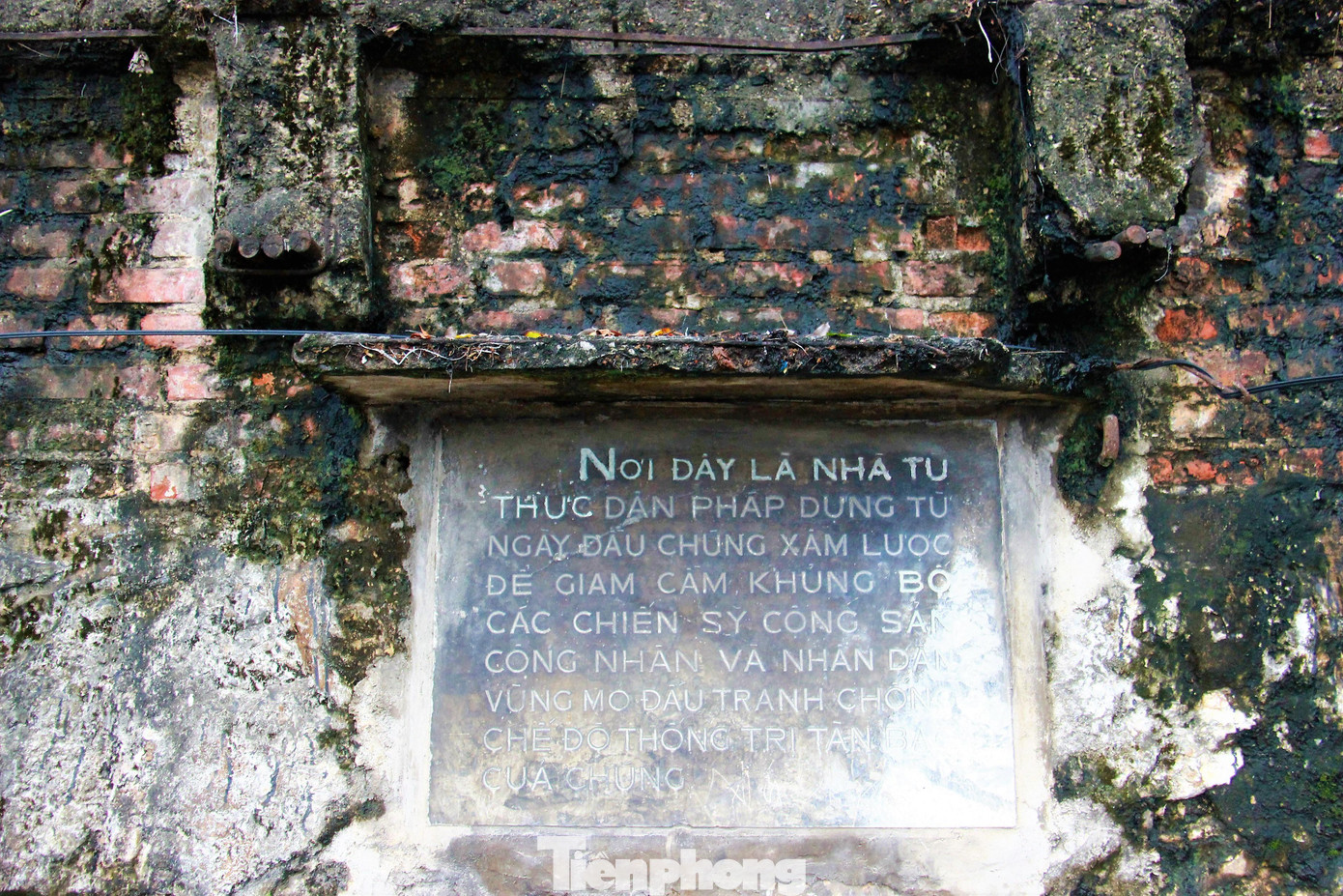 Khu tập thể này lại được xây dựng ngay trên nóc một nhà tù chính trị do thực dân Pháp xây dựng từ năm 1909. Nhà tù này đến nay đã hơn 113 năm tuổi nhưng vẫn chưa được công nhận là chứng tích chiến tranh.